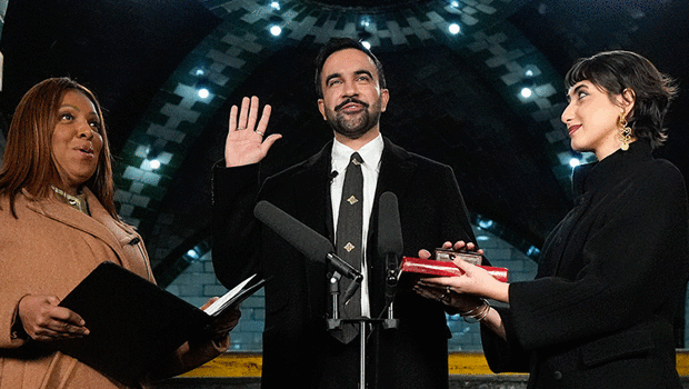 New York'un yeni Belediye Başkanı Zohran Mamdani, Kur’an-ı Kerim üzerine el basarak göreve başladı