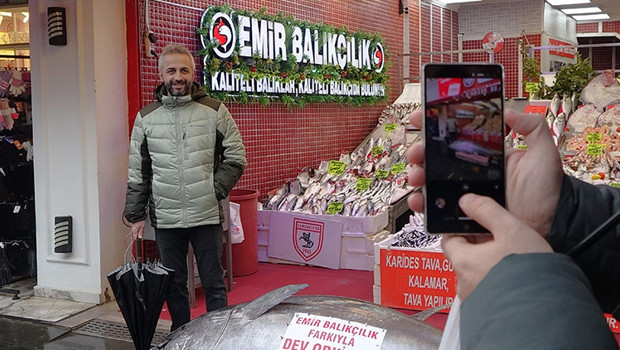 Görenler fotoğrafını çekiyor! Düzce'de avlandı: 346 kilo ağırlığında ve 2 metre 40 santim boyunda
