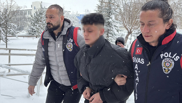 Sivas'ta yılbaşı gecesi bıçaklanan 19 yaşındaki Baran, kurtarılamadı