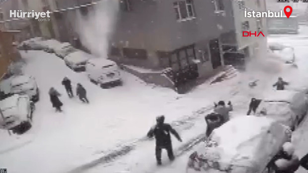 Kağıthane’de faciadan dönüldü! Yokuştan kayan kamyonet kar topu oynayan çocuklara çarptı