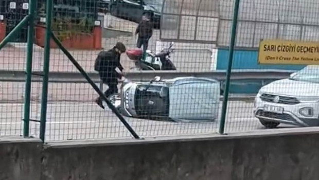 Cep telefonuyla anbean kaydedildi: Rüzgar otomobili devirdi