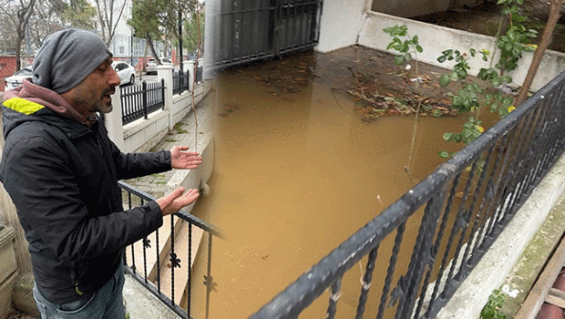 3 kez çöken yol toprakla dolduruldu: Bodrum katı su bastı