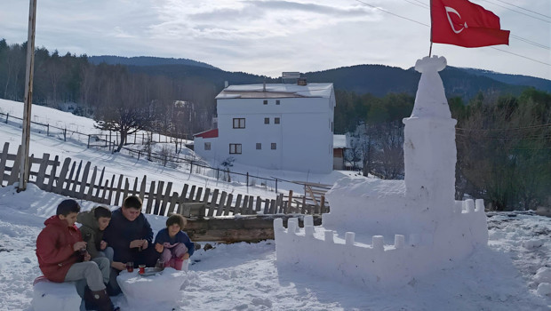Kardan "Kız Kulesi" yapan çocuklar İstanbul'da