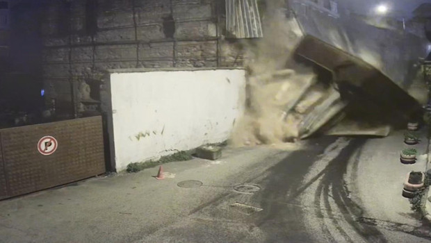 Beyoğlu’nda tarihi metruk binanın duvarı çöktü!