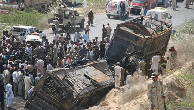 Pakistan'da İki Feci Trafik Kazası: 24 Ölü, 45 Yaralı!