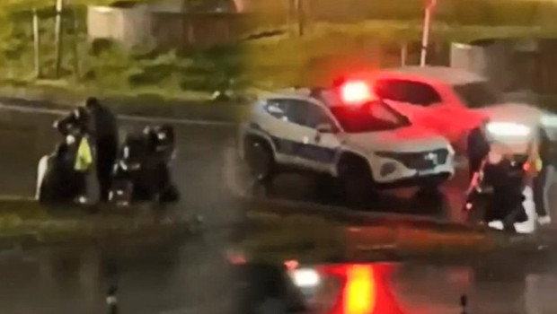 Kıskançlık krizine girip ağladı; polisin silahını almaya çalışınca tutuklandı