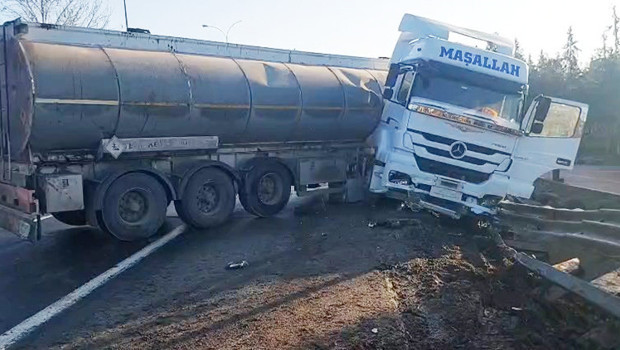 Şanlıurfa'da Korkunç Kaza: İki TIR ve Bir Otomobil Çarpıştı mı?
