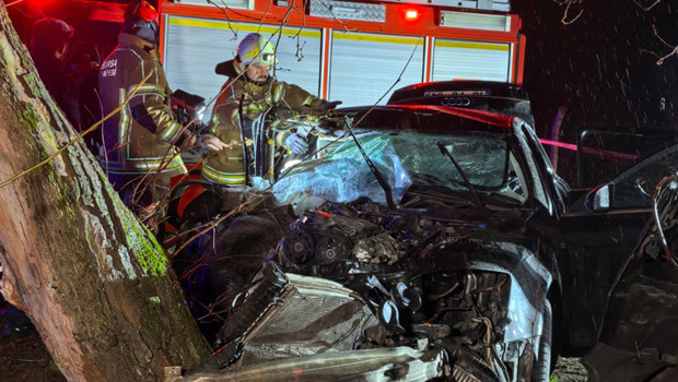 Bursa'da feci kaza! Otomobil ağaca çarptı: 2 can kaybı, 2 yaralı