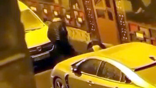 Avcılar'da tartıştığı kadını sokak ortasında tekme tokat darbetti