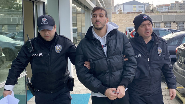 Samsun'da otobüste ‘Ters baktınız’ diyerek 2 kişinin boynuna bıçak dayayan üniversiteli tutuklandı