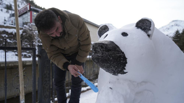 Gümüşhane'de Tır Şoföründen Karlı Sanat: Ayı Heykeli Neden İlgi Çekti?