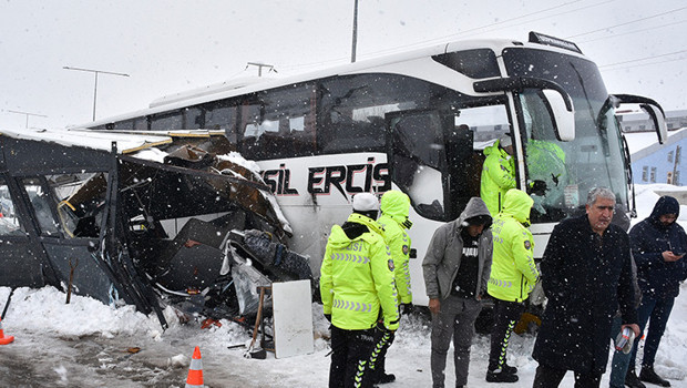 Yolcu otobüsü polis kontrol noktasındaki kulübeye çarptı: 4 polis yaralandı