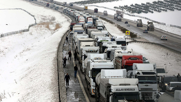 Kar yağışı bastırdı, kritik otoyolunda kilometrelerce kuyruk oluştu