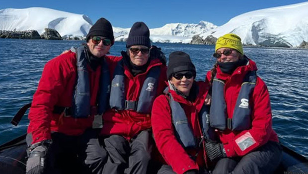 25 yıllık evli ünlü çift, boşanma dedikodularından bunaldı: Çoluğu çocuğu toplayıp Antarktika'ya kaçtılar: Selam olsun herkese!