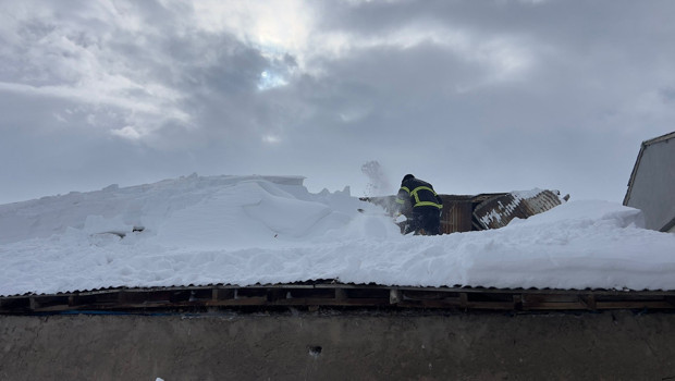Hakkari'de Kar Fırtınası: Çöken Çatı ve Çatlayan Duvarlar!