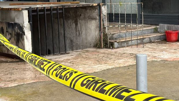 Düzce'deki Pasajda Bulunan Gizemli Erkek Cesedi Ne Anlatıyor?