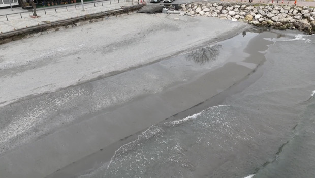 Silivri'de deniz yaklaşık 200 metre, Avcılar'da ise 15 metre çekildi! Sahilde kum adacıkları oluştu