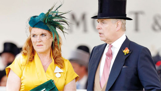 Eski karısı da sırtını döndü