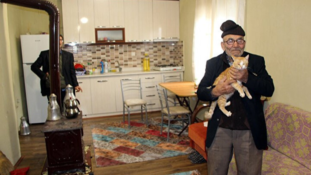 Yanan evinin önünde kedisine sarıldığı fotoğrafla tanınan Ali Meşe 93 yaşında öldü