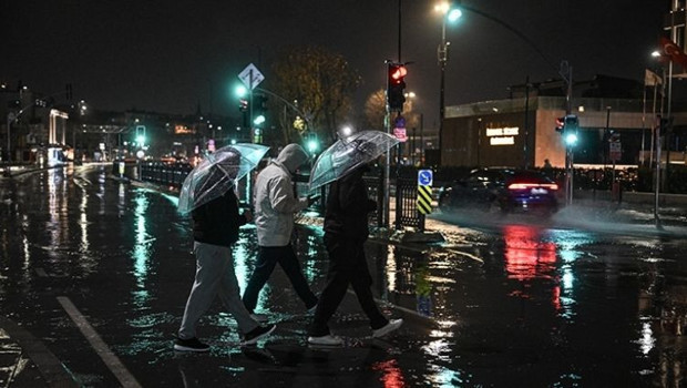 İstanbul'da fırtına ve yağmur etkili oldu… Bazı binaların çatıları uçtu, ağaçlar devrildi