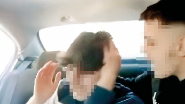 Oyun arkadaşını alıkoyup dövdü