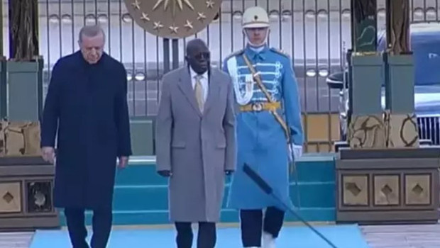 Erdoğan ve Tinubu: Resmi Törende Serin Düşünceler ve Sıcak Karşılama!