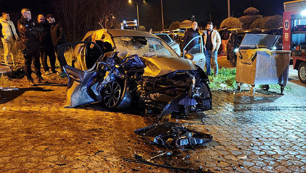 Feci kaza: İki otomobil kafa kafaya çarpıştı