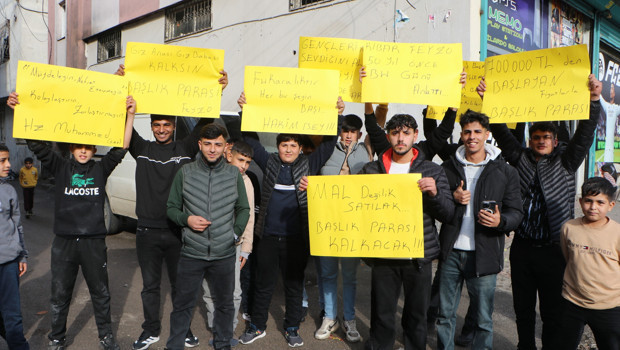 Adana'da bir grup gençten 'başlık parası' eylemi! '50 yıl önceki Kibar Feyzo’ya mı dönelim'