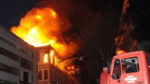 İstanbul Beyoğlu’nda otelde yangın