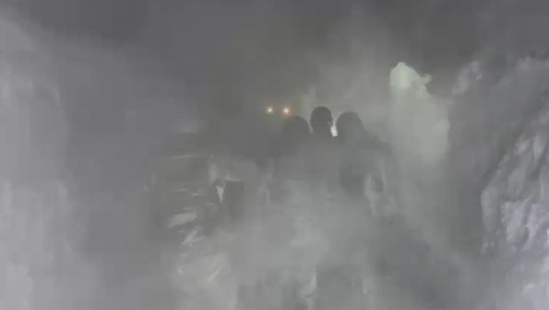 Kar fırtınası nedeniyle araçlarında mahsur kaldılar! Ekipler seferber oldu