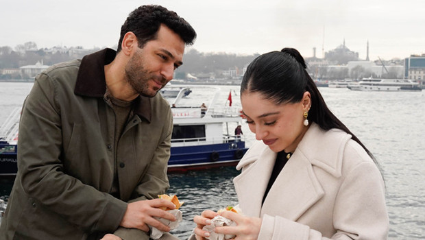 Galata Köprüsü'nde aşk molası