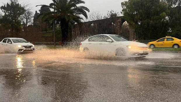 İzmir'i sağanak vurdu! Caddeler göle döndü