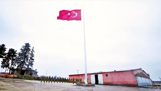 O alanda dev Türk bayrağı