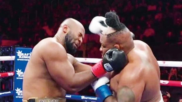 Yumruğu yedi kel göründü