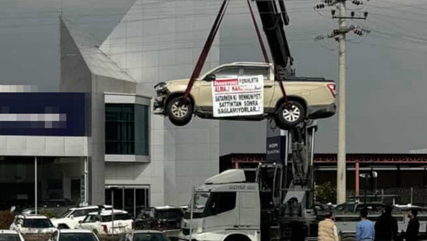 Sıfır Araç Alımında Şok Protesto: Vinçle Sergiledi!