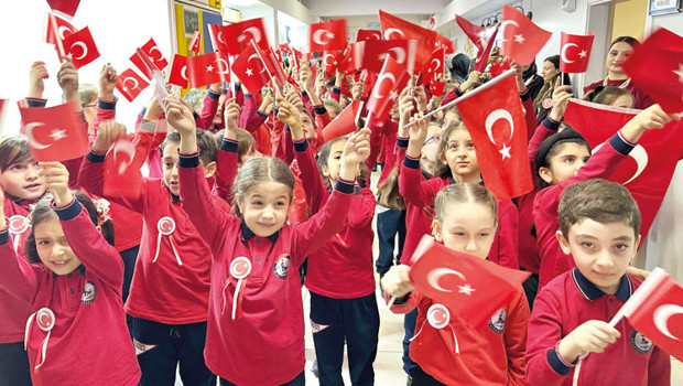 2. dönem bayrak temasıyla başladı... Okullar kırmızı-beyaz