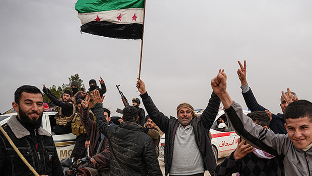 YPG, Suriye kuvvetlerini sevinç gösterileriyle karşılayan sivilleri alıkoydu