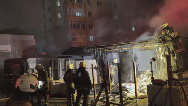 Ataşehir'de işçi konteynerinde korkutan yangın: 2 kişi dumandan etkilendi