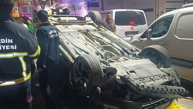 6 araca çarpan otomobil takla attı