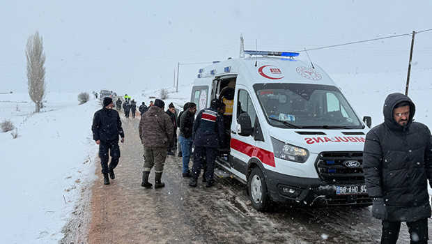 Sivas'ta Kar ve Buzlanma Faciası: Öğrenci Servisi Devrildi mi?