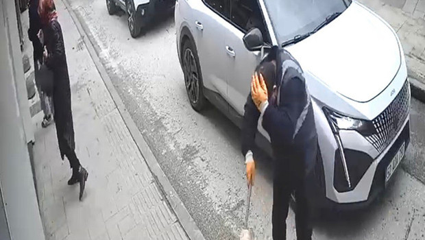 İkinci kattan temizlik işçisinin üzerine düştü: O anlar kamerada