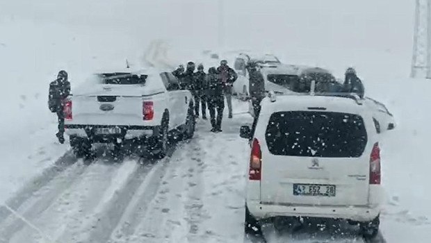 Bir anda bastırdı! Sürücülere kar ve fırtına şoku: Yolda kaldılar