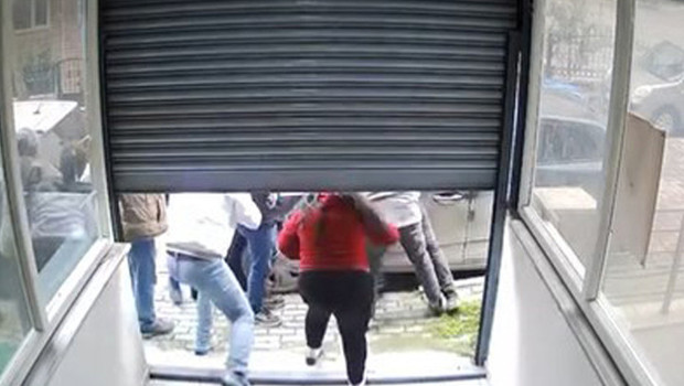 Avcılar'da iş yerinde taciz iddiası! Esnaf şüpheliyi darbetti