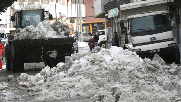 2 bin 150 rakımlı ilçede kar seferberliği: İş makineleri ile toplanıp şehir dışına taşınıyor