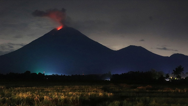 Endonezya'da Semeru Yanardağı'nda peş peşe patlamalar