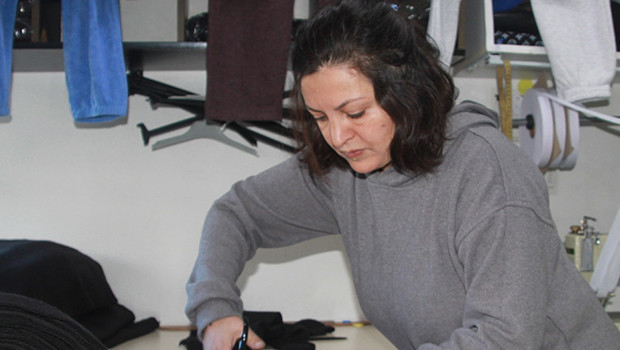 Fabrikalarda 'atık' diye ayrılıyor | Onları alıp 20 dakikada üreterek dörtte bir fiyatına satıyor