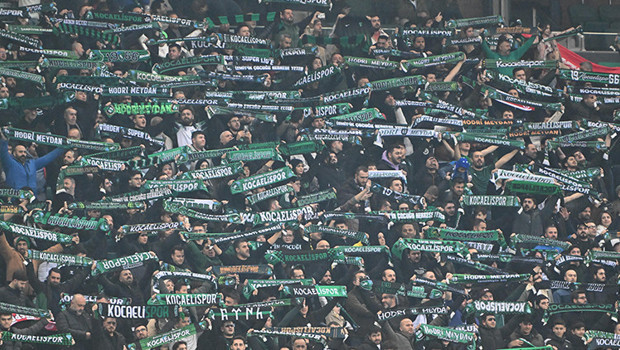 Kocaelispor, Beşiktaş maçının ardından kötü haberi duyurdu: 'Tribünden düşerek hayatını kaybetti!'