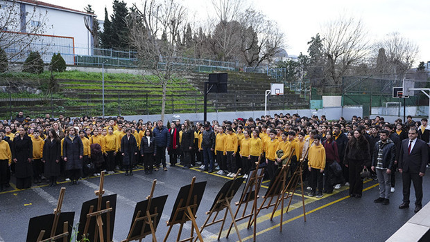 İstanbul'daki okullarda saygı duruşu