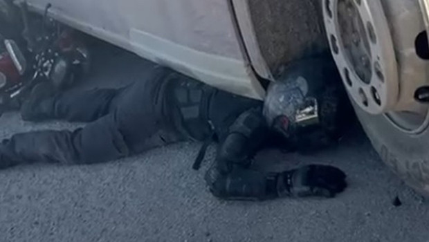 Korkutan görüntü: TIR'ın altında sıkıştı! Kaskı ve koruyucu kıyafetleri sayesinde kurtuldu... 'Korkmuyorum, siz de korkmayın'