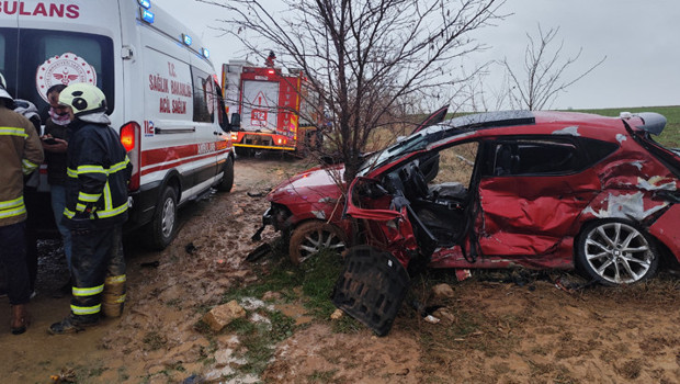 Mardin'de feci kaza! Otomobil ile TIR çarpıştı: 2 ölü, 2'si ağır 3 yaralı